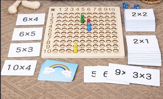 Le plateau de multiplication en bois avec ses pions et ses cartes